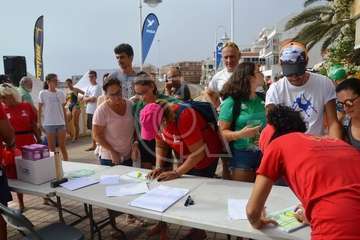 Alberto Rdríguez e Isabel Navarro triunfan en la XVII Travesía a Nado de Salinetas (Foto TA)